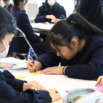 山梨大学　令和7年12月5日（金）山梨英和高等学校1年生が本学に来校し、探究講義を受けました